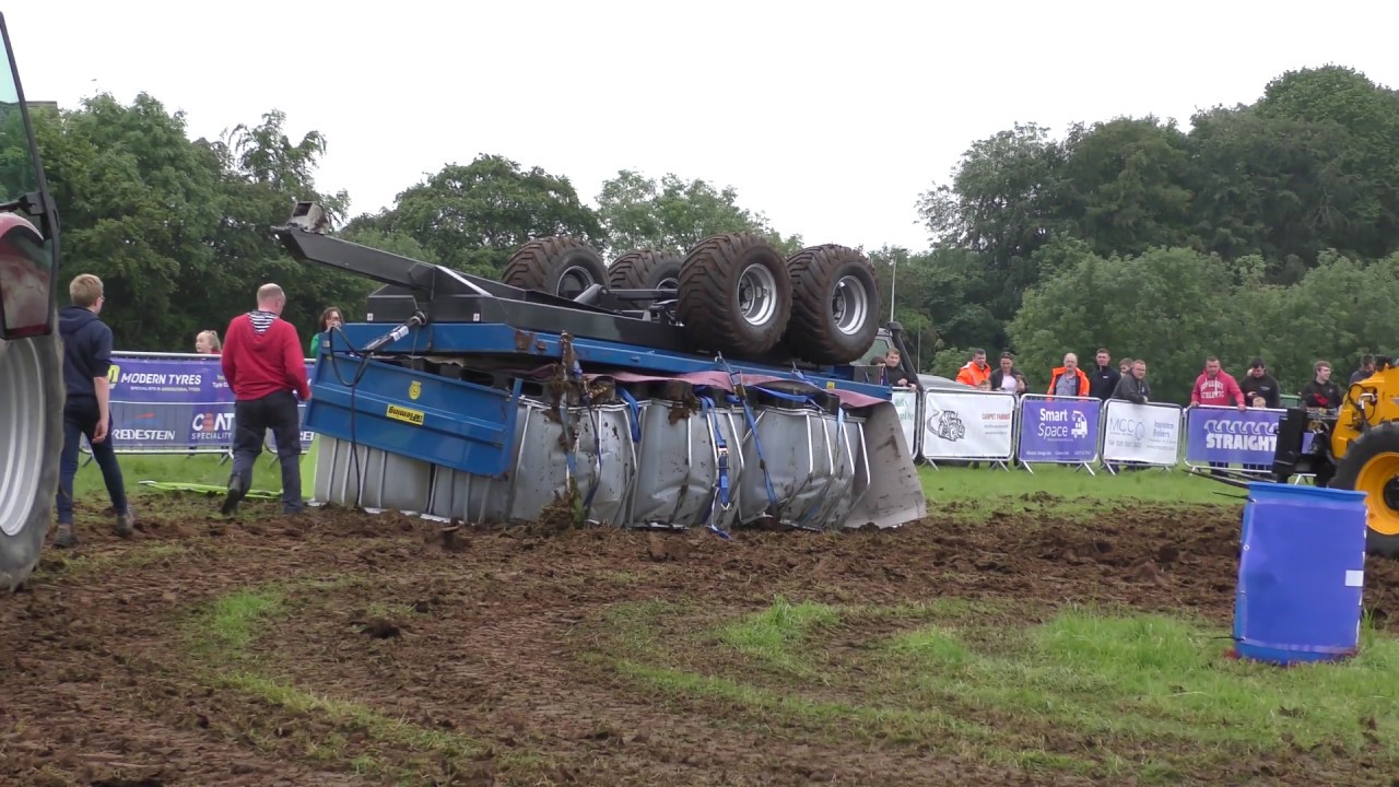 Massey Ferguson 6480 rolls the trailer