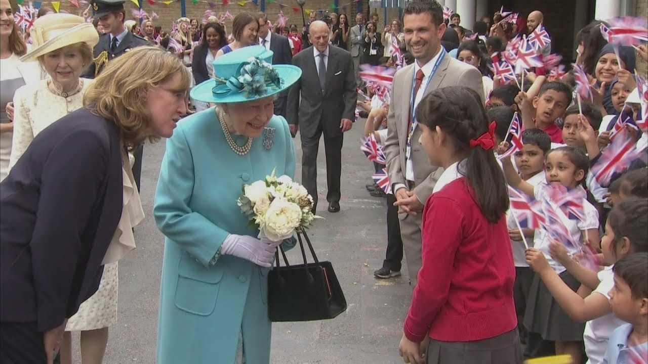 Queen visits school bombed during World War One