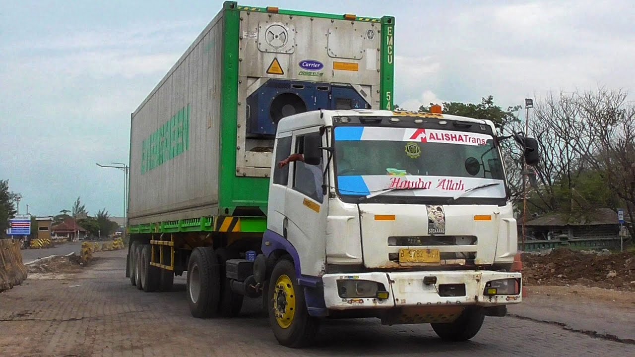 Truck Pengangkut Petikemas Pelabuhan Tanjung Emas Semarang | Desember 2022 •
