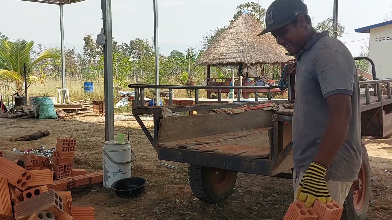 ថ្ងៃនេះគ្មានអ្នកជួយទេដឹកឥដ្ឋតែម្នាក់ឯងហត់ណាស់