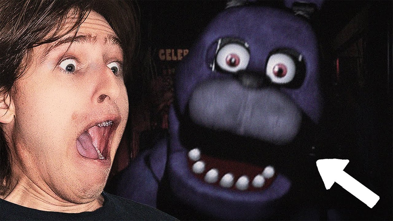 MY GIRLFRIEND PLAYS FIVE NIGHTS AT FREDDY'S *1ST TIME*