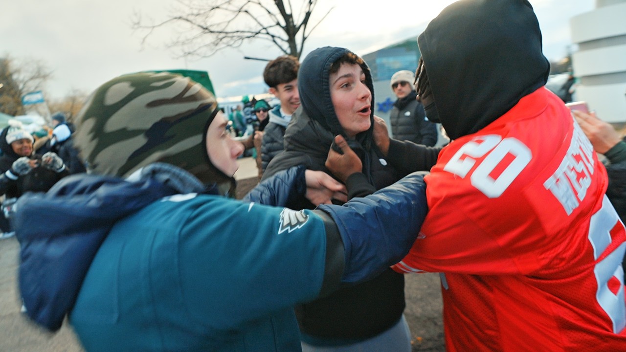 Фанатка «Сан-Франциско 49ers» подшучивает над «Филадельфия Иглз»! (Плей-офф НФЛ)