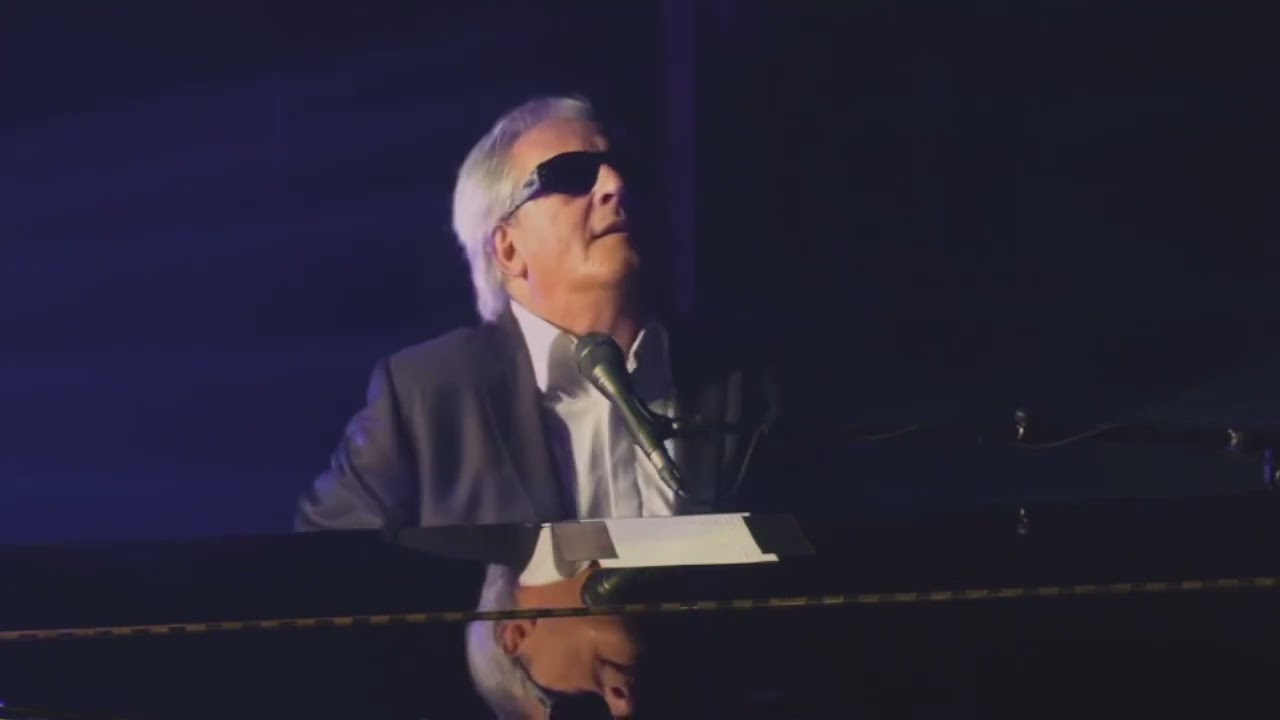 Gilbert Montagn&eacute; solo guitare &laquo;&nbsp;Musicienne&nbsp;&raquo;