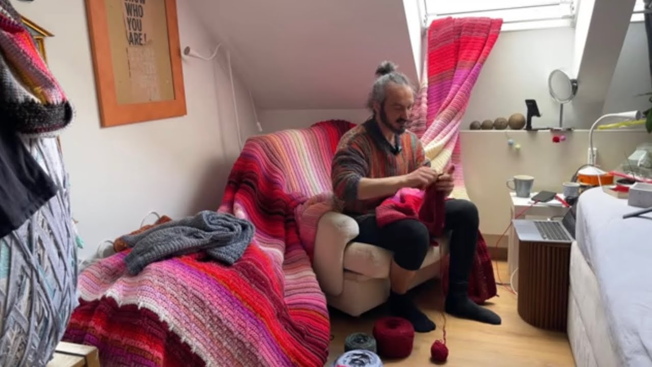 Alex Cio häkelt die unendliche Decke