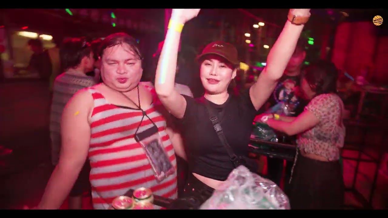 คิดไปเอง - หิน เหล็ก ไฟ | [Live] @ THE MOON BAR
