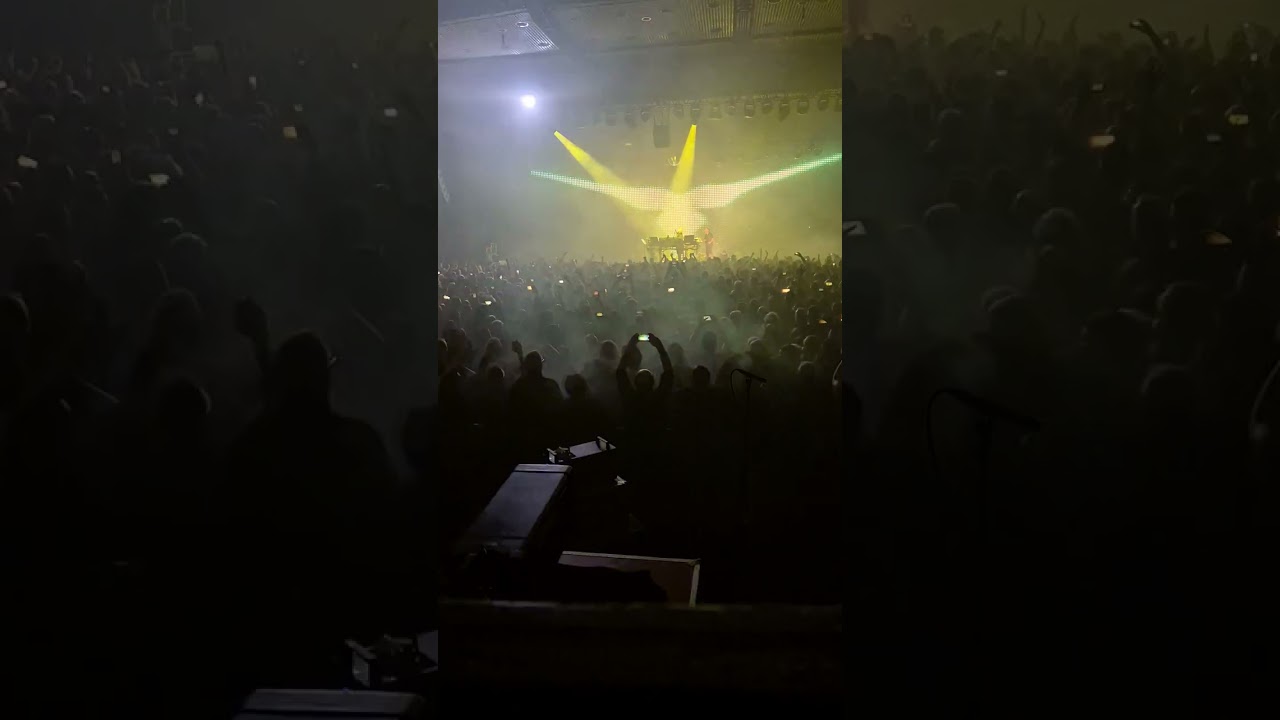 Underworld Live Frankfurt Jahrhunderthalle Sa 30. März 2024 Set2 per Handy, Hochformat...