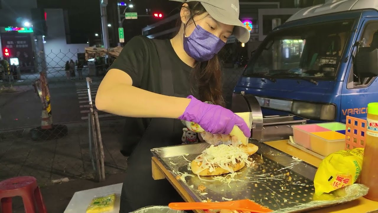 姐姐弟弟逛夜市買蜜汁鴨肉堡，老闆娘說她下禮拜就不開了