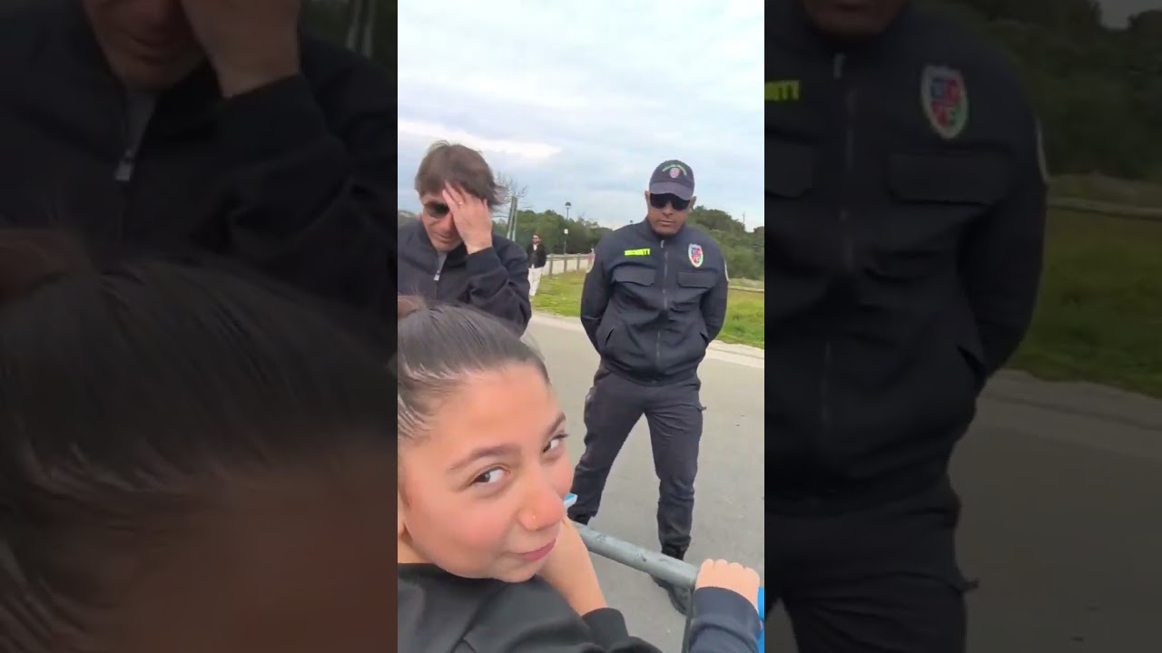 VIDEO NM - Napoli, selfie e autografi per Conte all’esterno del centro sportivo di Castel Volturno