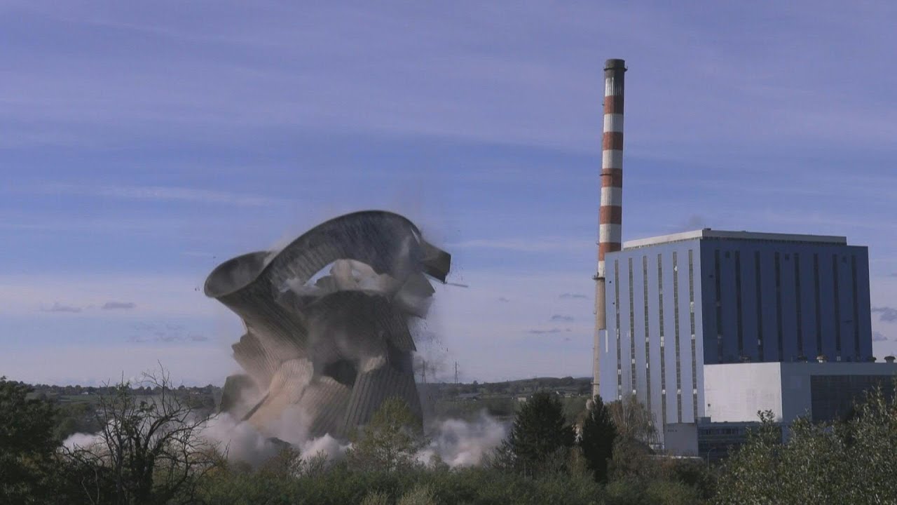 Destruction d'une ancienne usine à charbon à Montceau-les-Mines | AFP Images