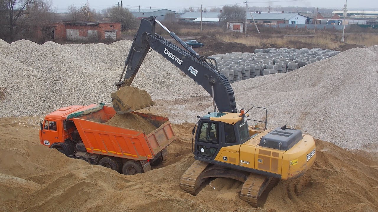 John Deere E210 LC loading sand