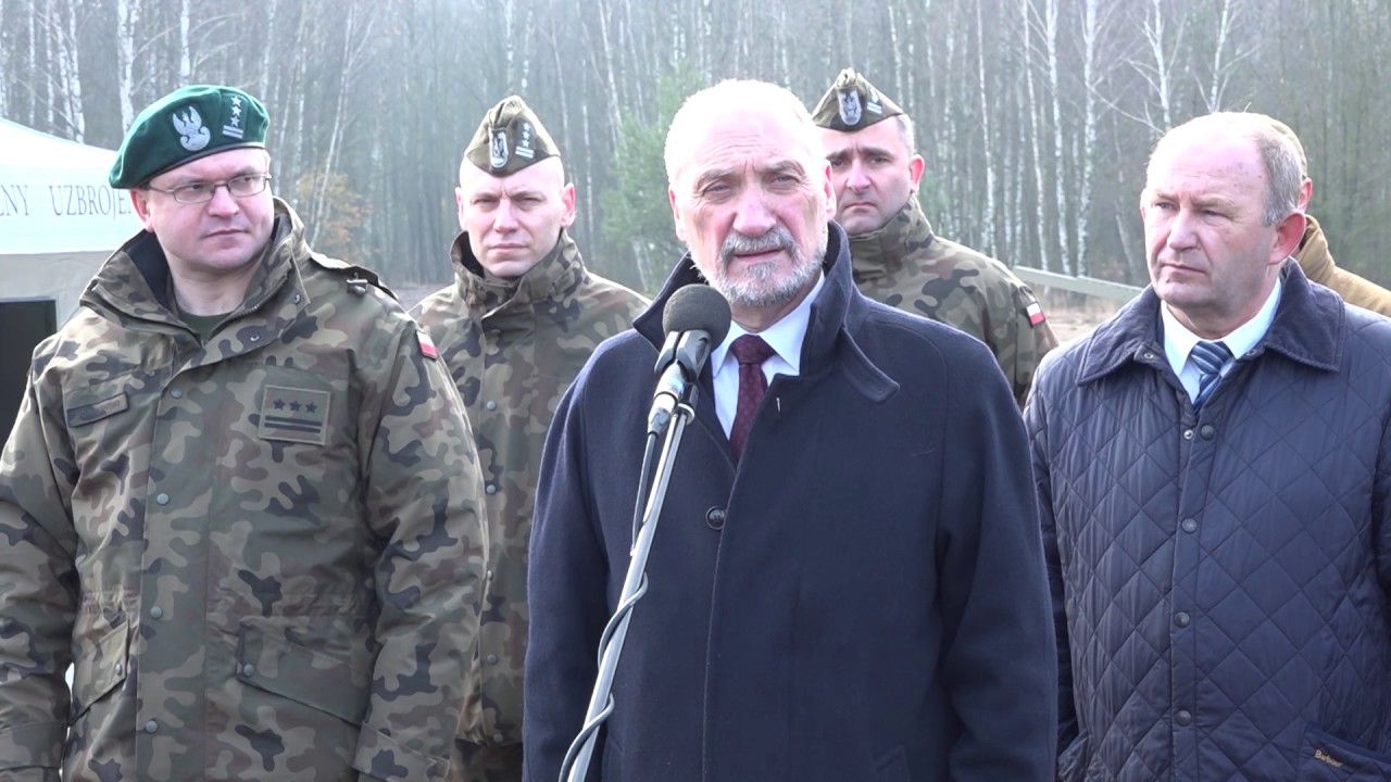 Antoni Macierewicz na pokazie dron&oacute;w w WITU [Defence24.pl TV]