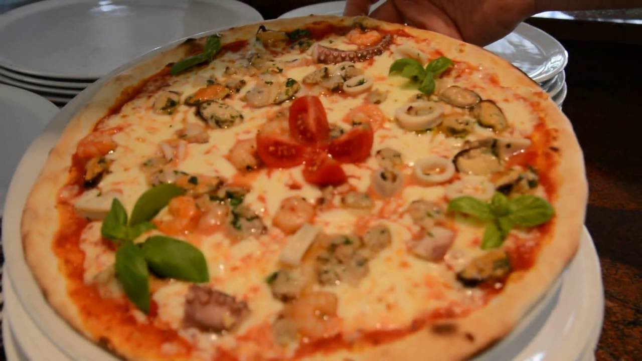 Маурицио готовит пиццу с морепродуктами 