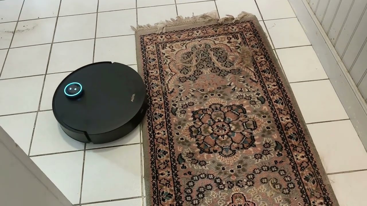 Démo du Mova Mobius 60 en train (d'essayer) d'aspirer des cheveux sur tapis.