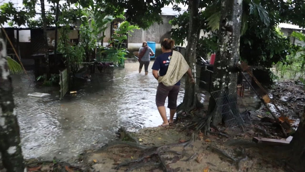 Semua Tidak Sedar Air Sungai Sudah Naik,Memenuhi Jalan Dan Hampir Menyebabkan Banjir..