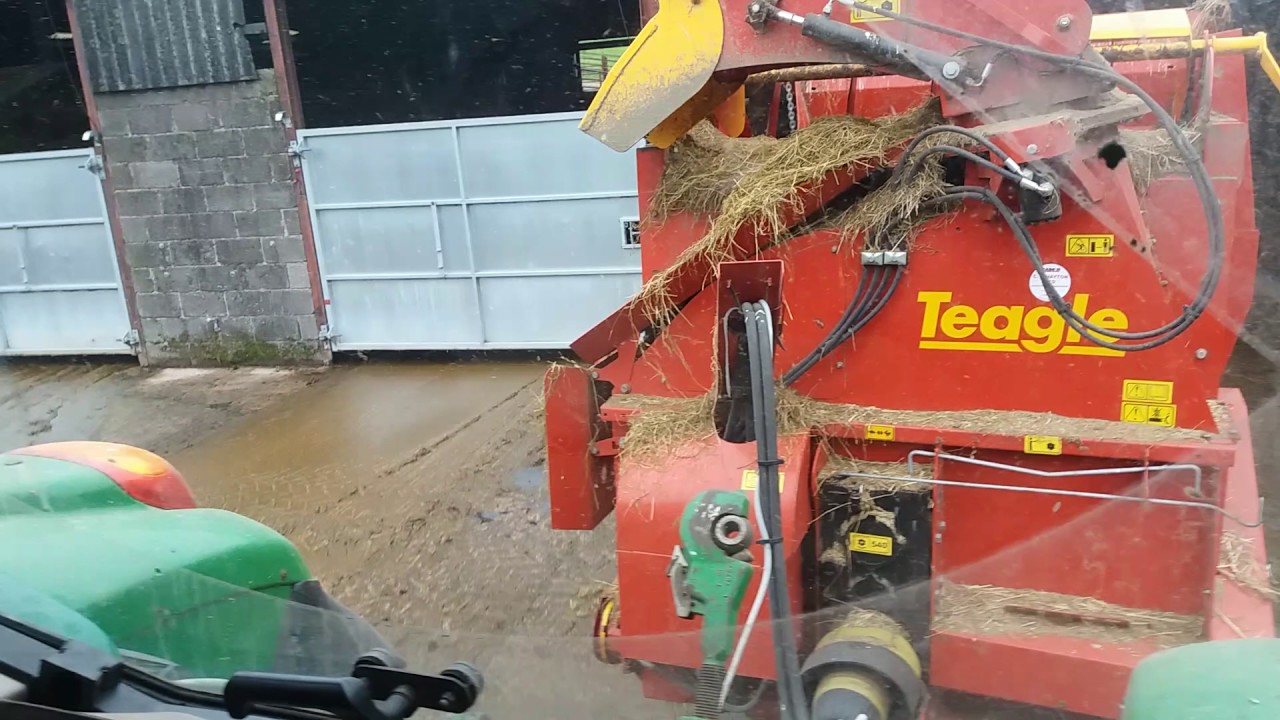Teagle 8100 Strawbedder Feeding Cows