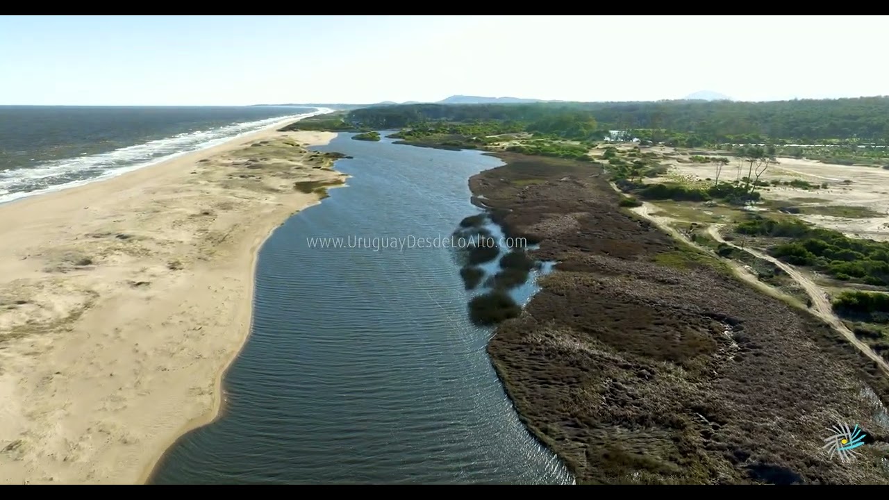 Video aéreo sobre la costa del balneario Chuihuahua y el arroyo El Potrero, Maldonado M3 17818 28