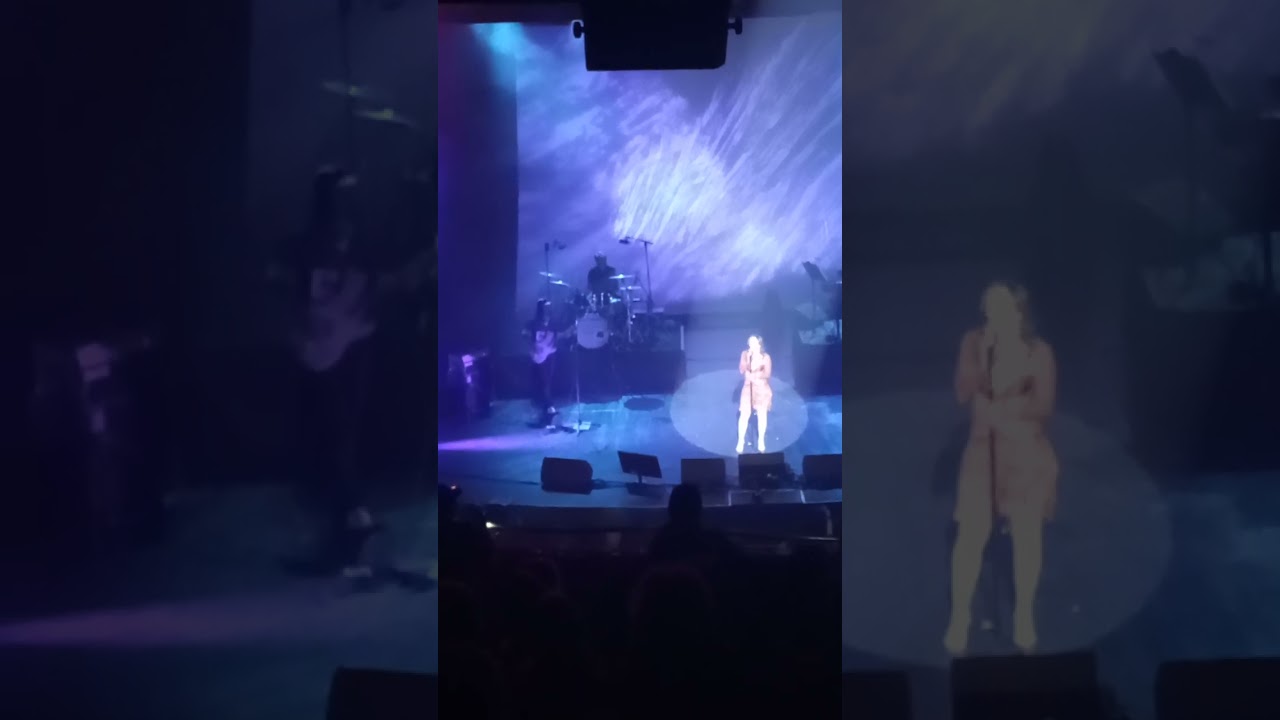 Le concert de l'artiste française Elsa Esnoult à Paris le 20 janvier 2024 (1 ère partie)