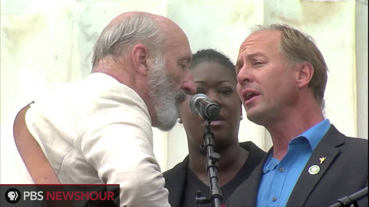 Musicians Peter Yarrow and Noel Paul Stookey Perform 'Blowin' in the Wind' at March Anniversary