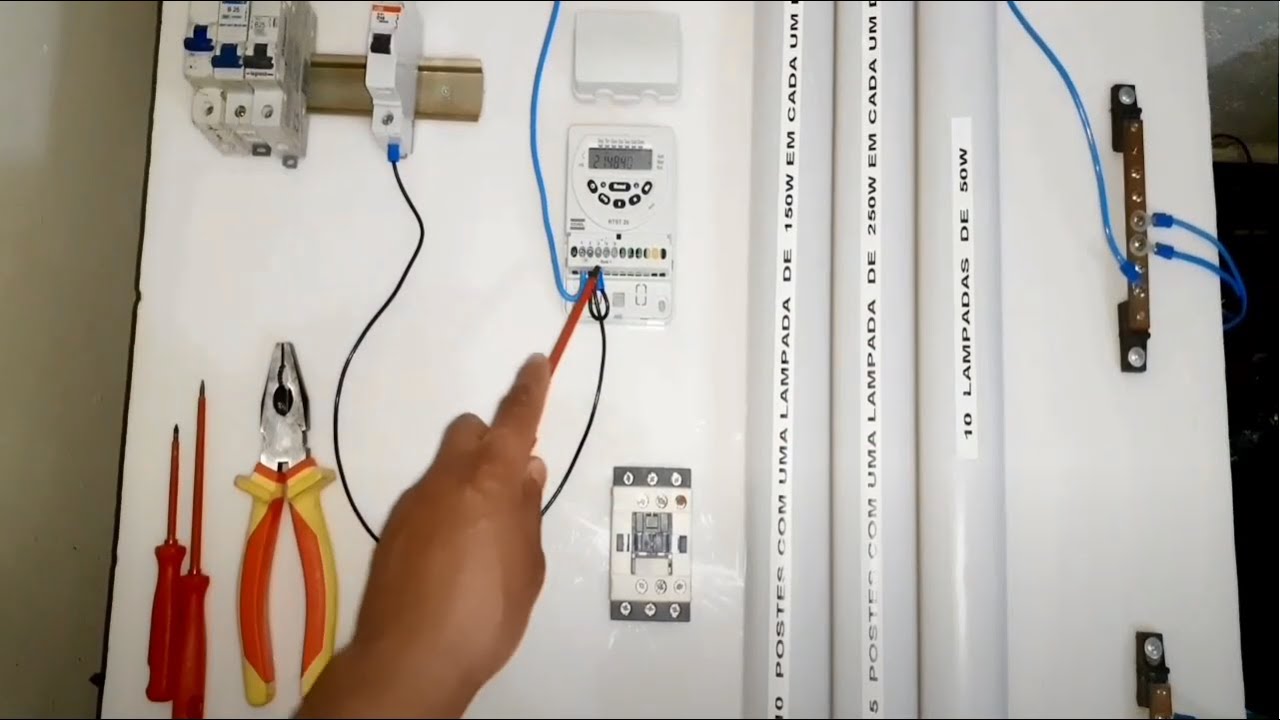 Como ligar um timer digital COEL RTST-20 com um contator para acender vários circuitos de iluminação