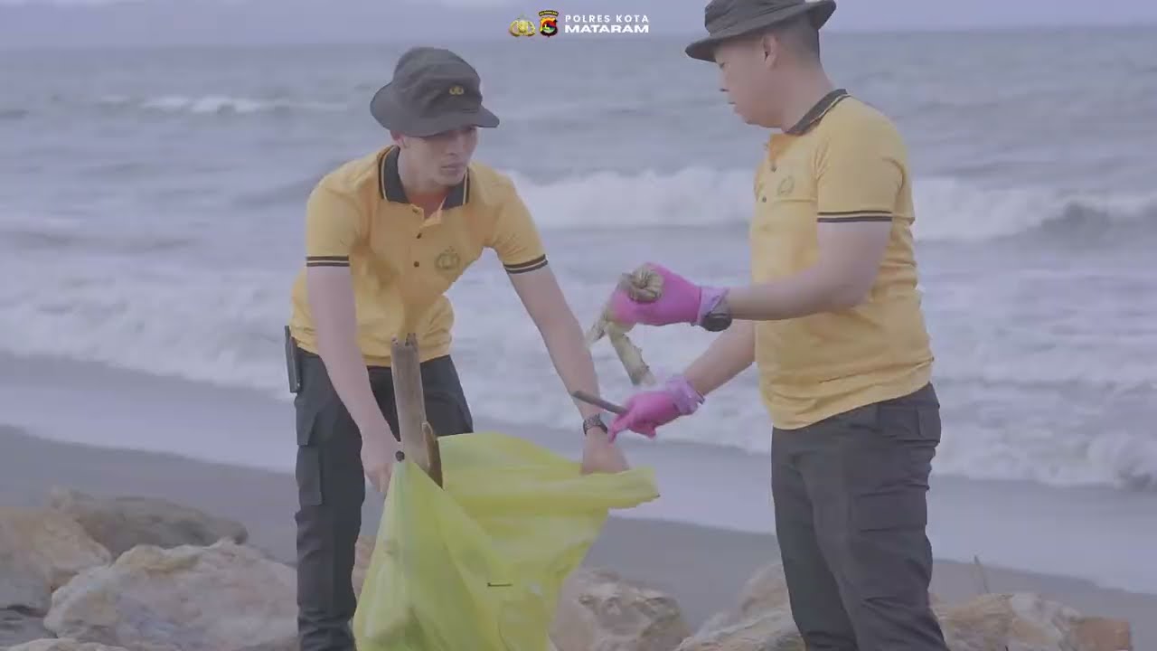 Kapolresta Mataram Pimpin Aksi Bersih Pantai Loang Baloq, Dukung Program ASRI dan Bharapelita