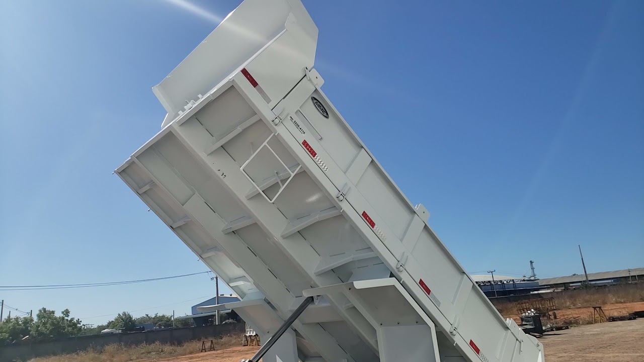 Caçamba MMC de 6m³ de abertura lateral montada em F14000