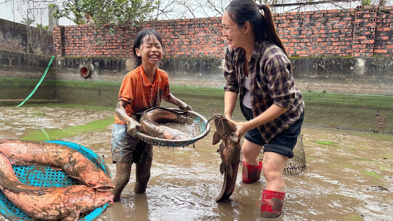 Together with the little girl, they caught the remaining fish in the muddy pond.