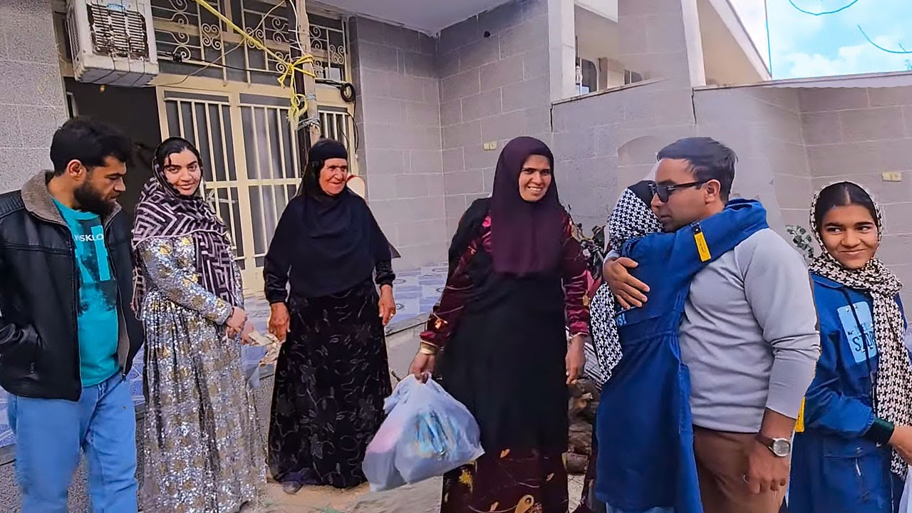 Mahmoud's presence with the Fariba's family on their return to Doora
