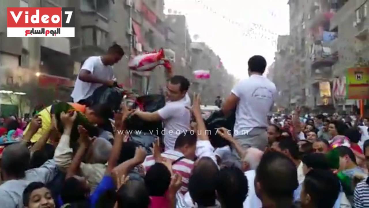 تدافع أهالى المطرية أثناء توزيع الهدايا عقب أداء صلاة 