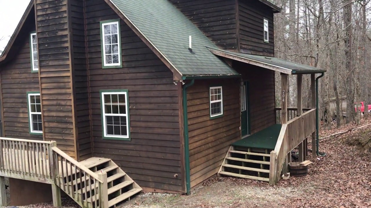 2 Br / 2 Ba Cabin in Blairsville with a full unfinished basement!