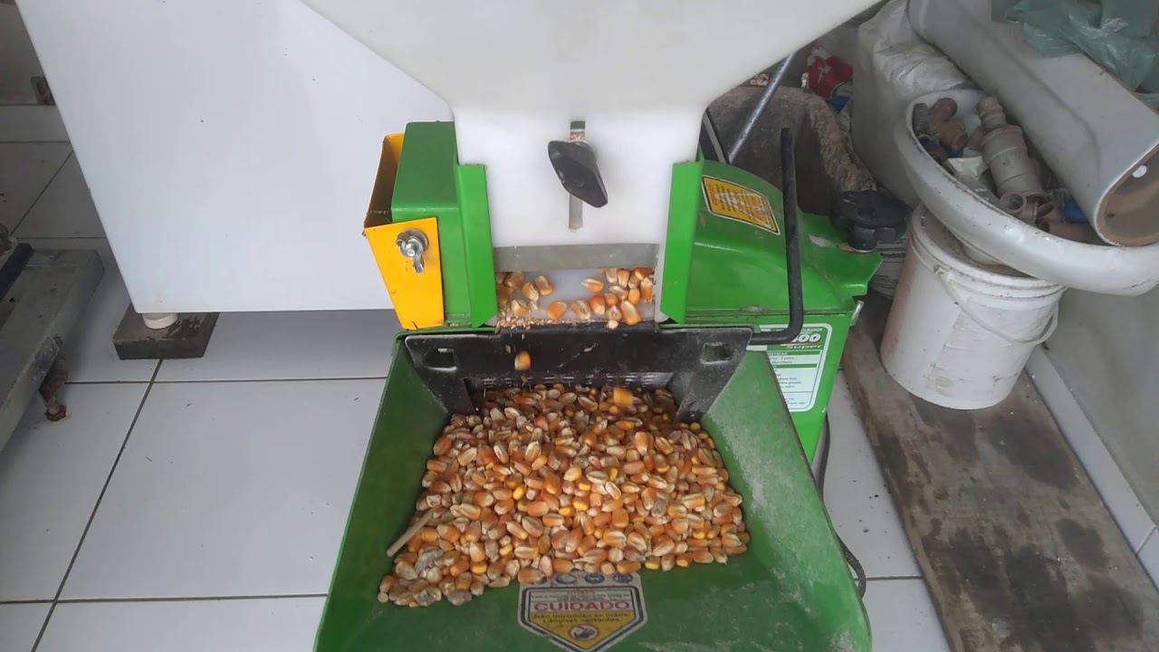 Triturando milho, Triturador TRF400.