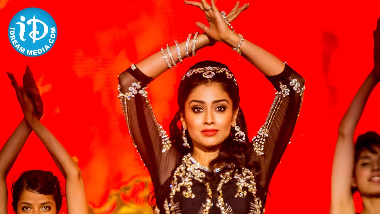 Shriya Dance Performance at SIIMA 2014 - Slideshow