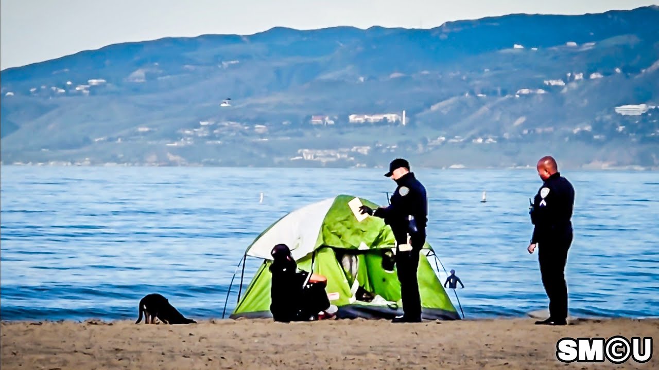 𝗕𝗘𝗔𝗖𝗛 𝗣𝗔𝗧𝗥𝗢𝗟 𝗘𝗡𝗙𝗢𝗥𝗖𝗘𝗠𝗘𝗡𝗧: Police Cite Man Under Anti-Camping Ordinance on Santa Monica Beach