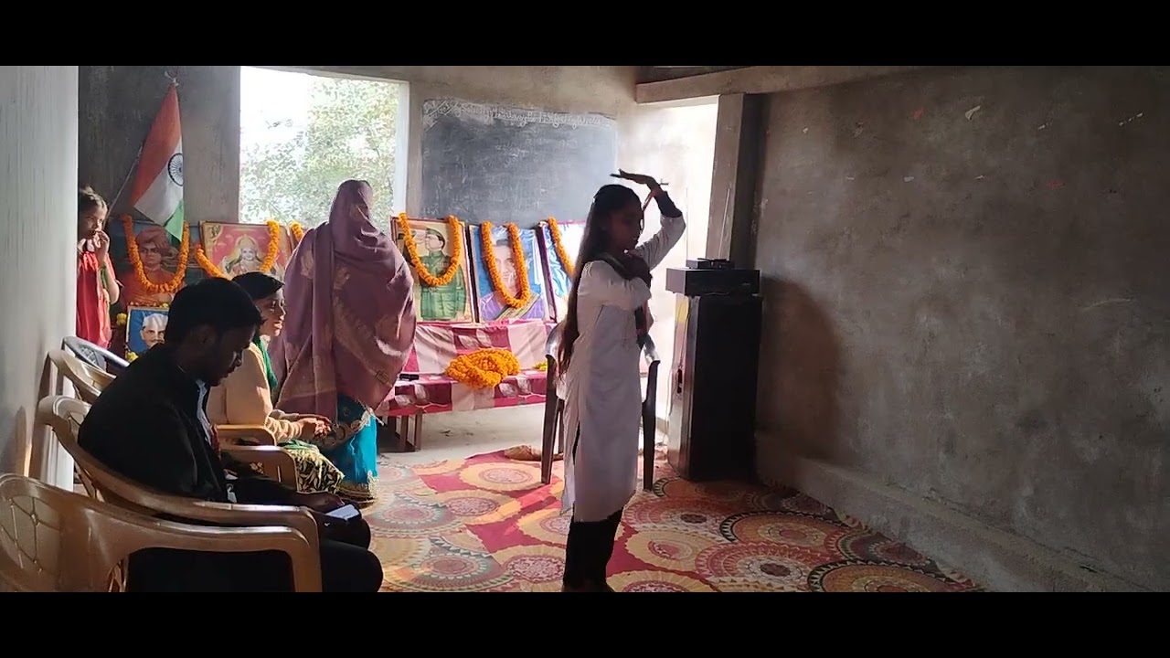 Bahut shandar dance ki prastuti karate huye chhatron dwara 