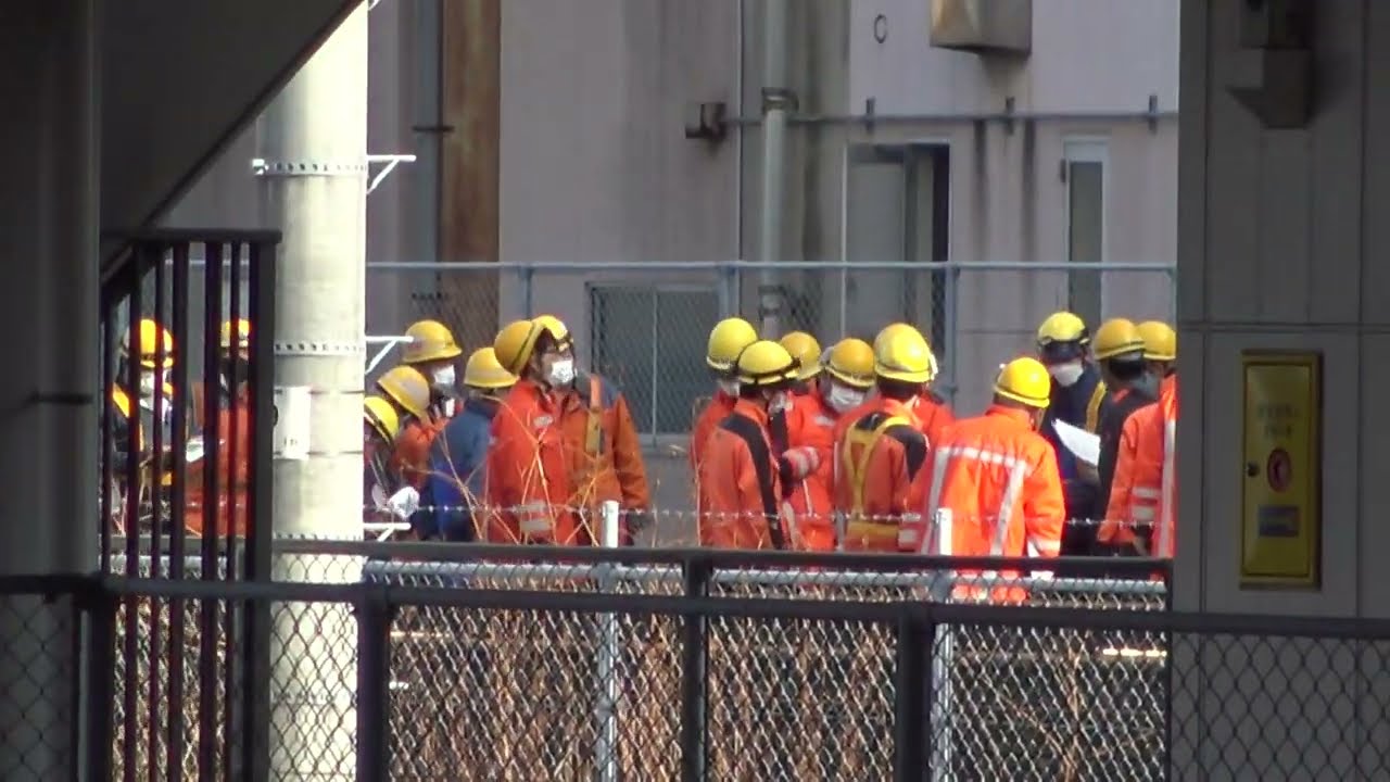 新山口駅の構内で集合朝礼をしている保線区の作業員さんたち