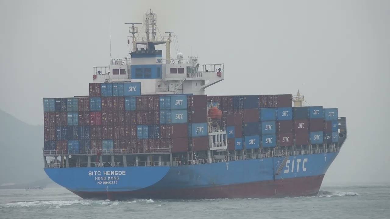 Container Ship《SITC HENGDE》Crossing the Tsing Ma Bridge in HK 20260207_C0016