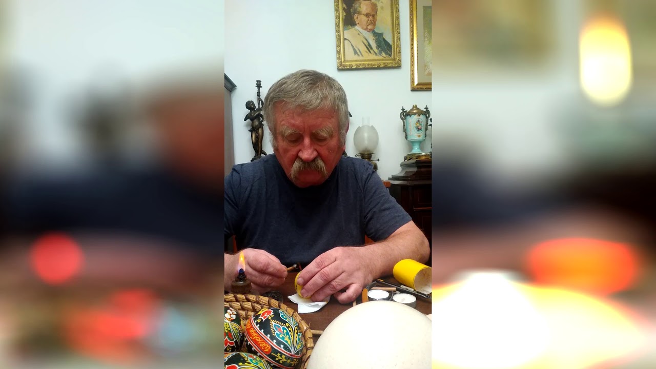 #Zostańwdomu - zrób pisankę! Roman Prószyński pokazuje jak malować pisanki woskiem