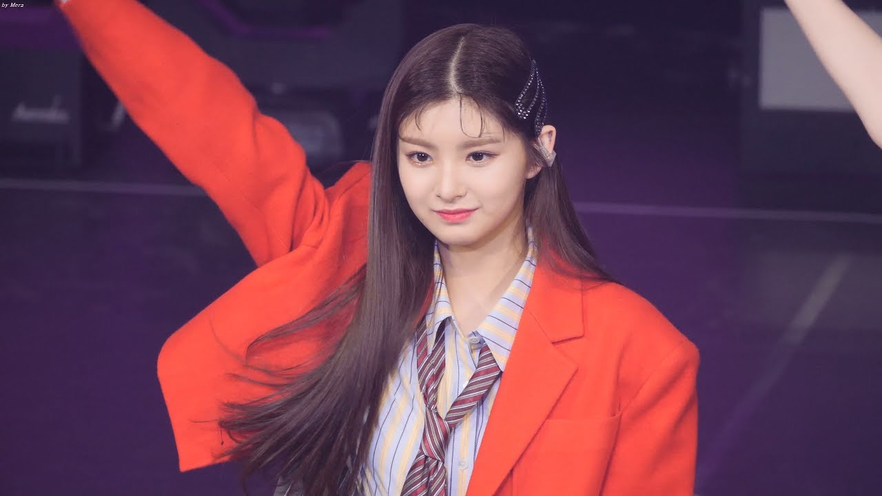 190318 에버글로우 (Everglow) 응팔 혜리성대모사,멤버 질문타임  [왕이런]  WANG YI REN 4K 직캠 Fancam (쇼케이스) by Mera