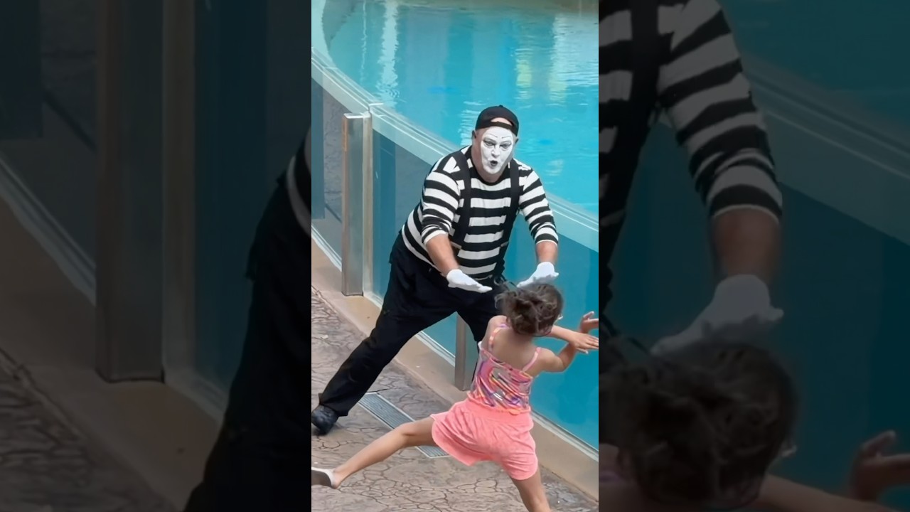 The funniest face-off of the day 😂😬 Tom mime Seaworld #seaworldmime #tomthemime #funny #shorts