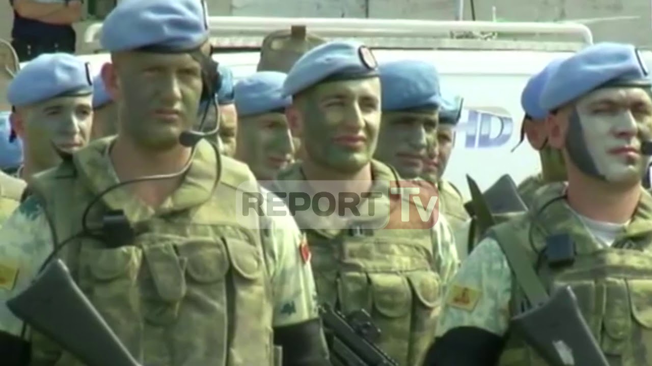 Report TV - Parada ushtarake, ushtarakët shqiptarë dhe britanikët “tregojnë forcën” te 'Nënë Tereza'