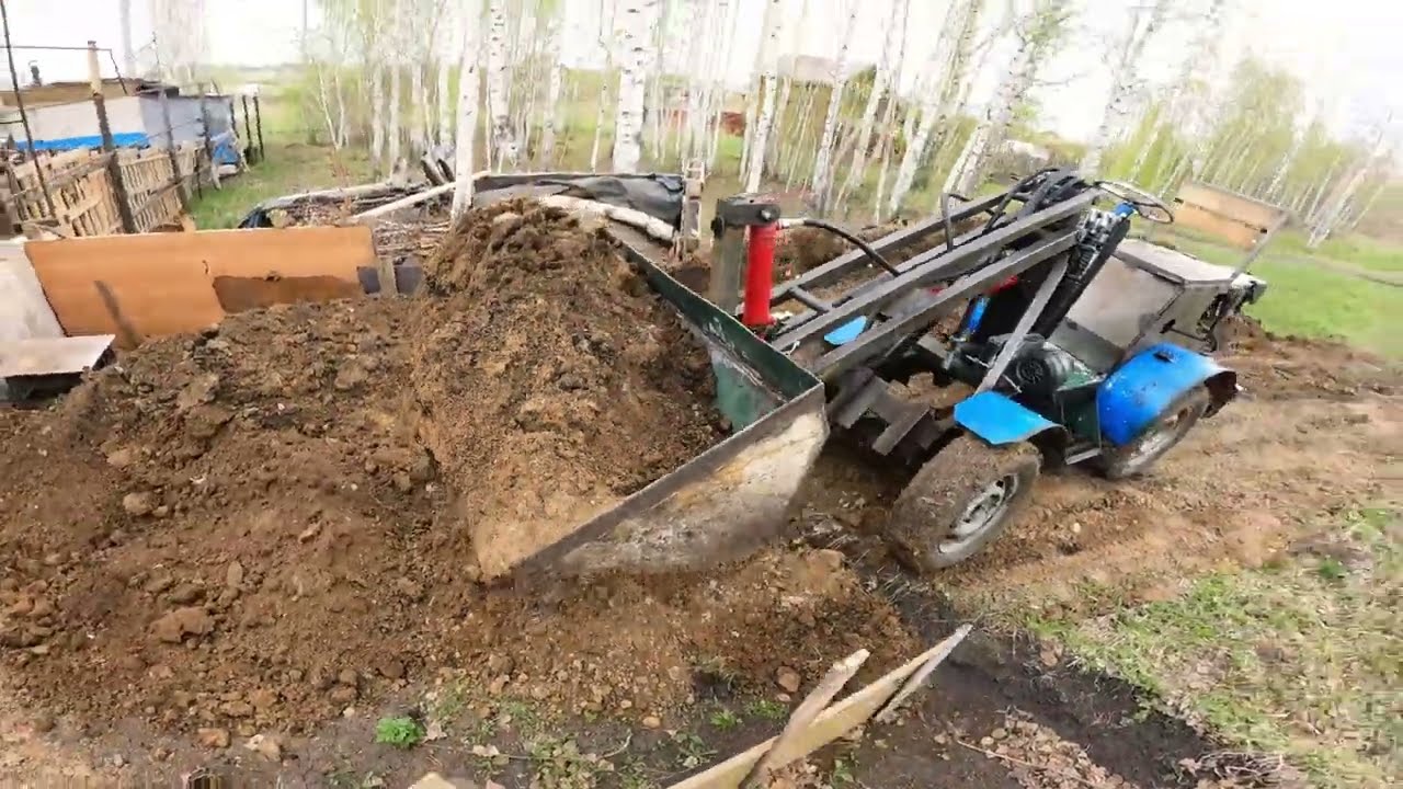 испытываю самодельный мини погрузчик глиной