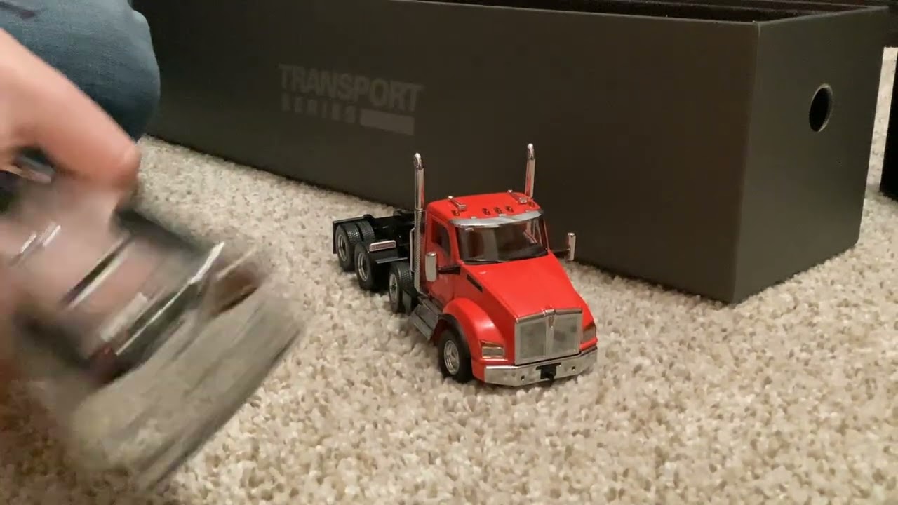 Unboxing a 1:50 scale t880 semi with a oli tanker .