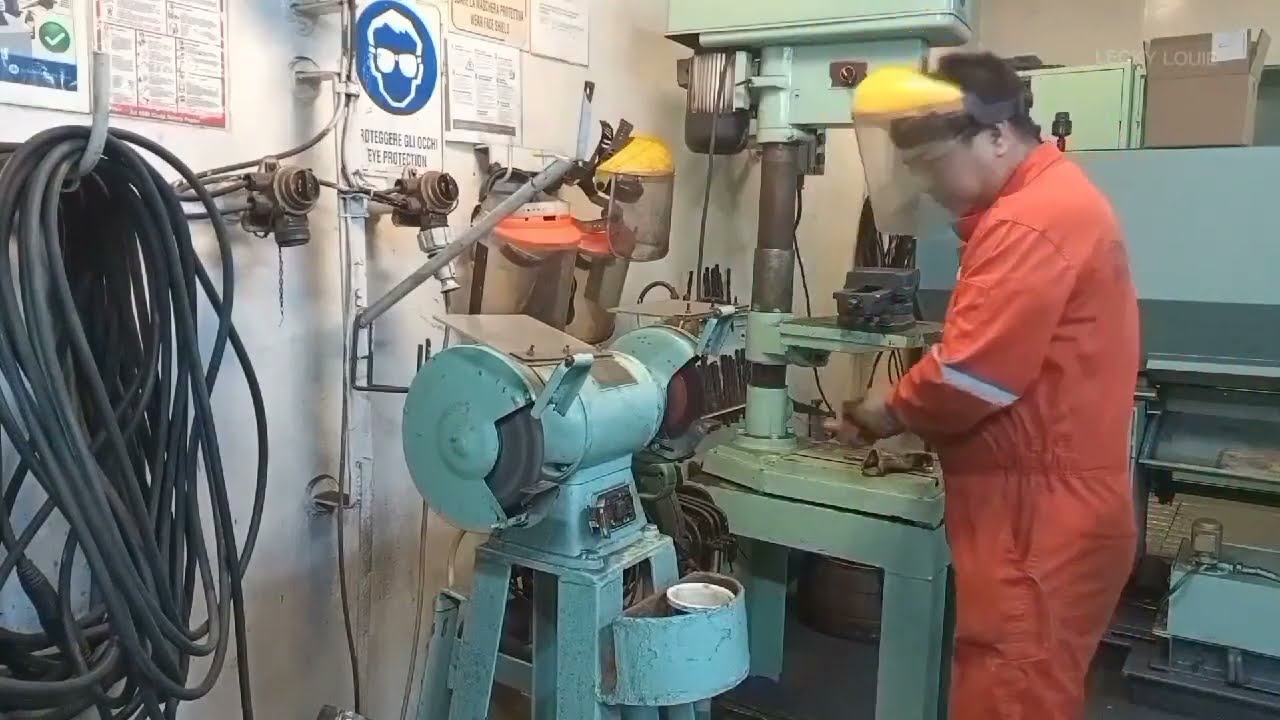 Датчик сигнализации уровня воды в трюме машинного отделения.