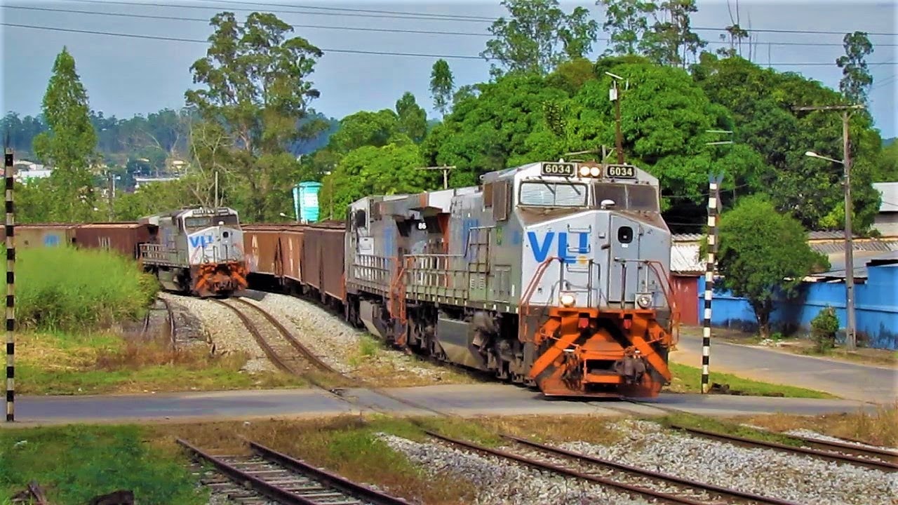 2 Trens cruzando no pátio da estação de Juatuba-MG