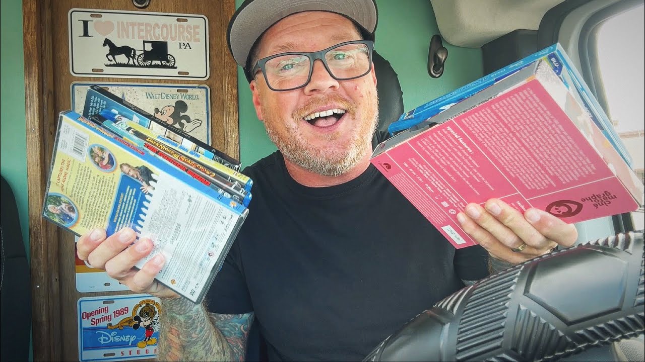 Покупки в книжном магазине BrightLight Books в Ферн-Парке, Флорида, в рамках распродажи "Кино в Ч...