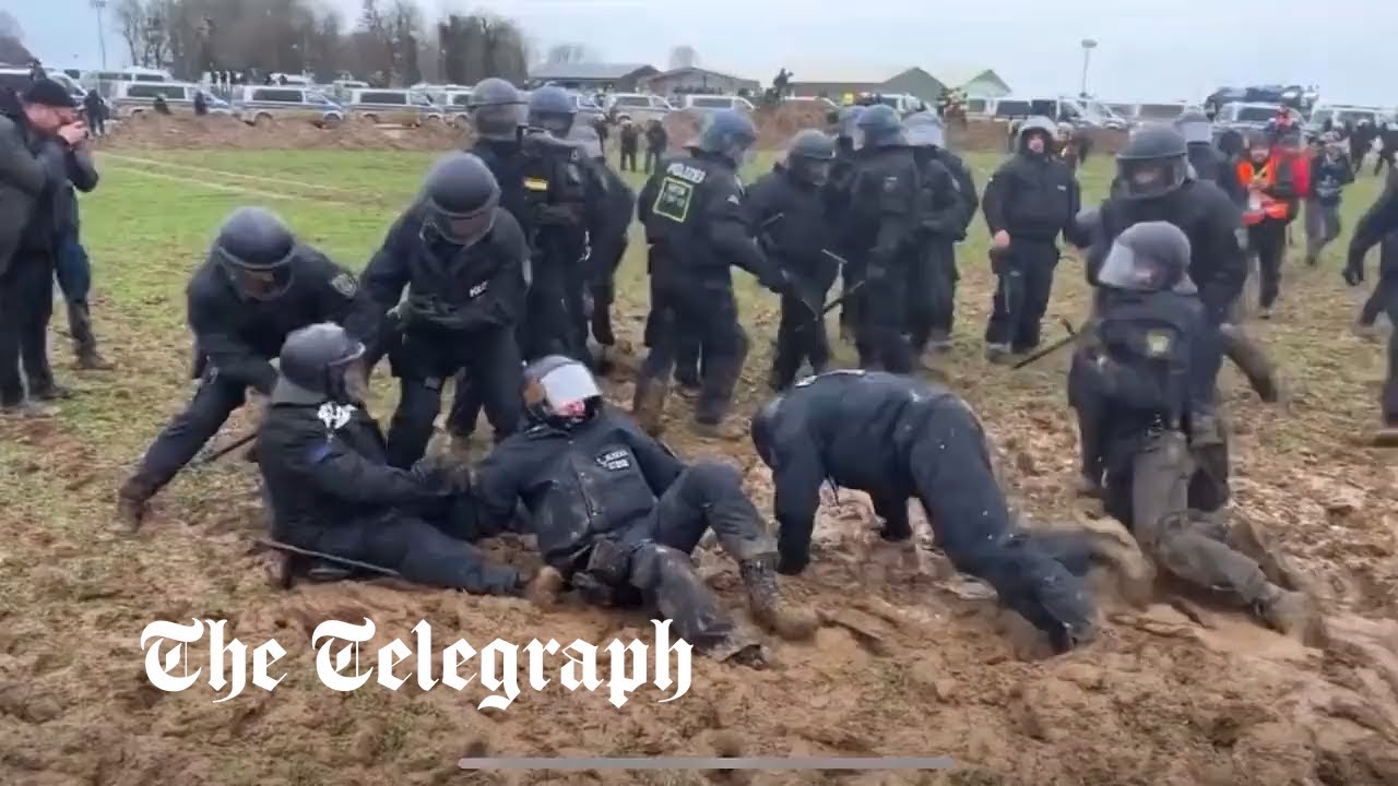Немецкая полиция по борьбе с беспорядками застряла в грязи во время протеста на угольной шахте