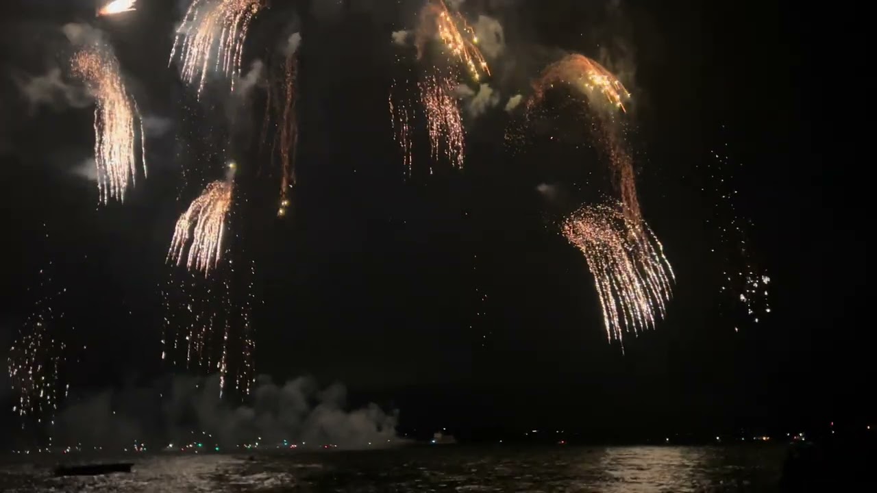Feu d’artifice de la fête du 1er août à Neuchâtel vidéo 4k - fête nationale au bord du lac 