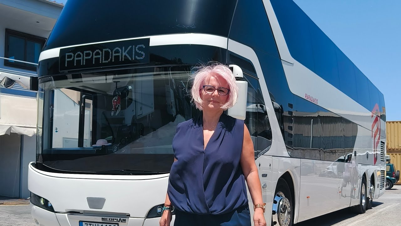 Υπέροχη! Στο δρόμο με τη μοναδική ελληνίδα οδηγό σε διώροφο λεωφορείο
