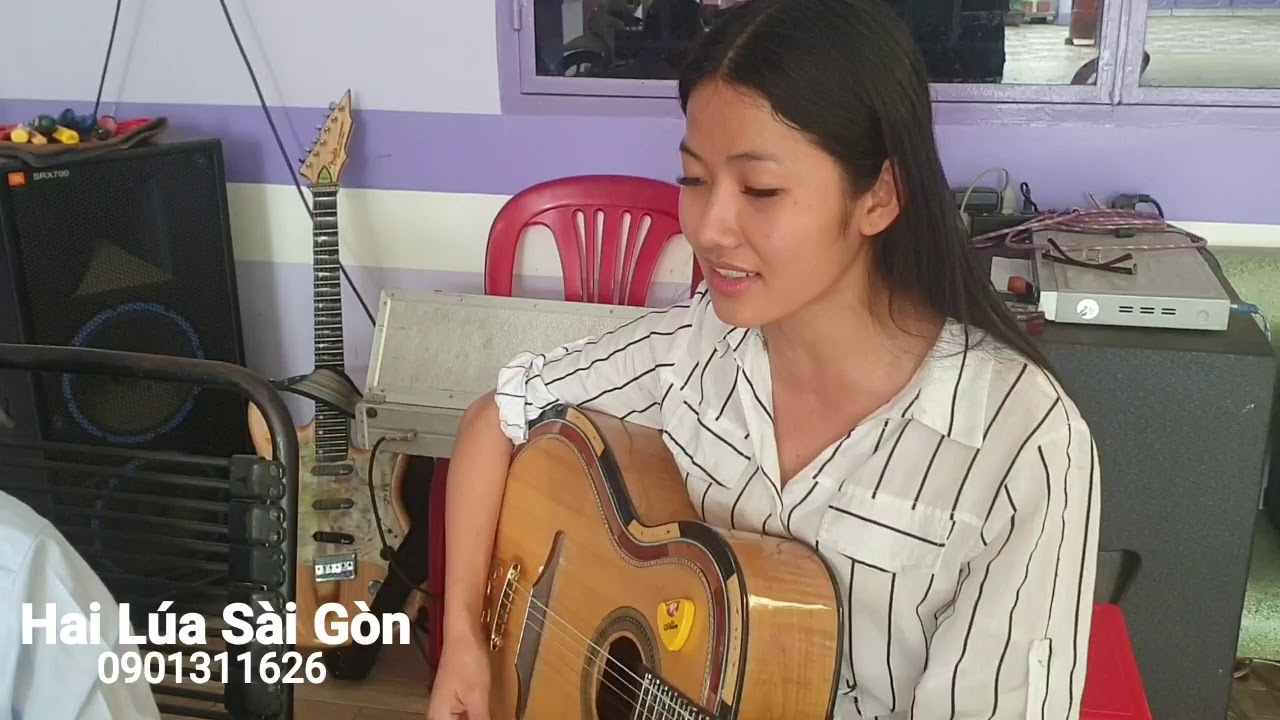 Nửa đêm nghe em hát như vầy, chắc anh trùm mền khóc hết nước mắt quá