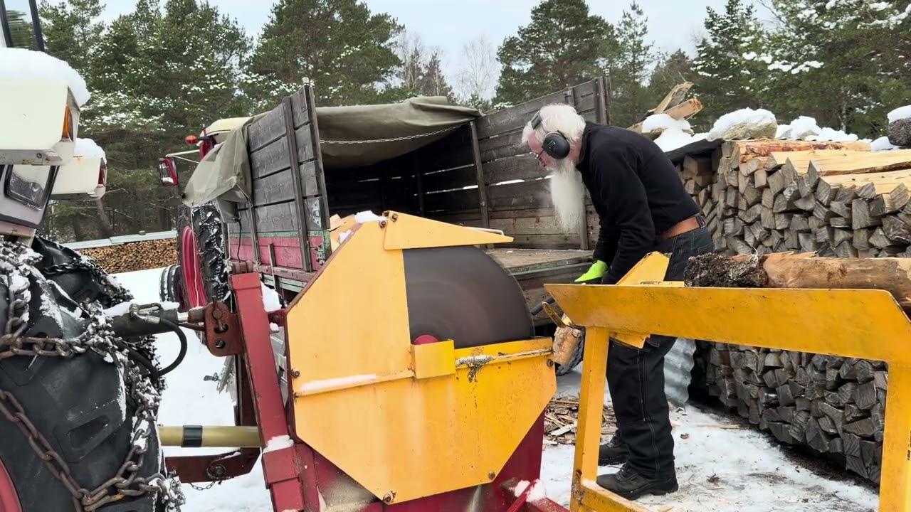 Den7vendefrivedhaugen kapper bjørkeved med David Brown 885.