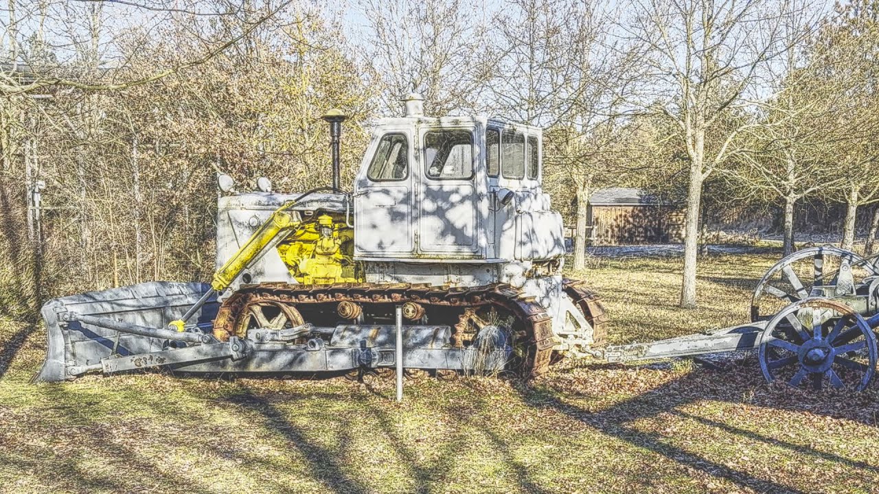 Verlassene T100 Planierraupe am ehemaligen Tagebau